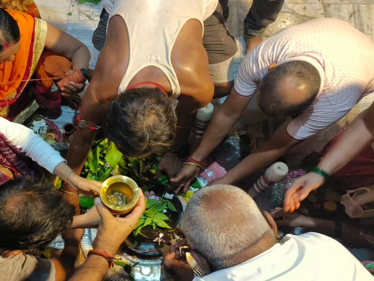 जलाभिषेक करते श्रद्धालु