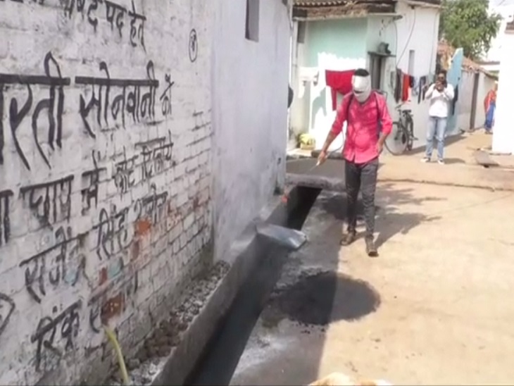 डेंगू प्रभावित क्षेत्रों में दवा का छिड़काव करती निगम की टीम