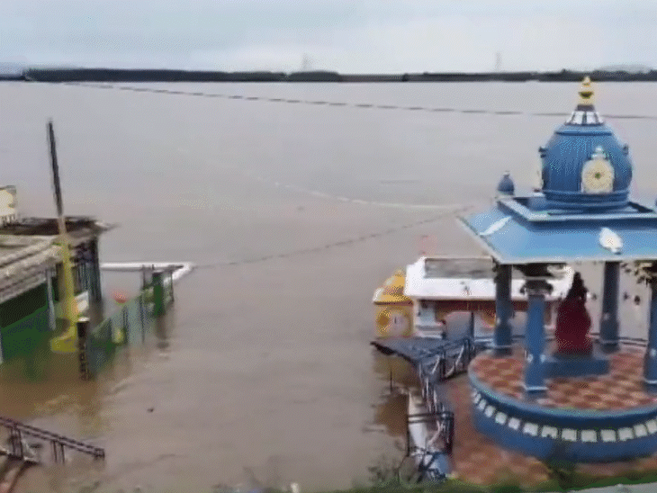 तेलंगाना के भद्राचलम में गोदावरी नदी खतरे के निशान से ऊपर बह रही है। सड़कों पर पानी भर गया है। राज्य में सभी जिले हाई अलर्ट पर हैं।