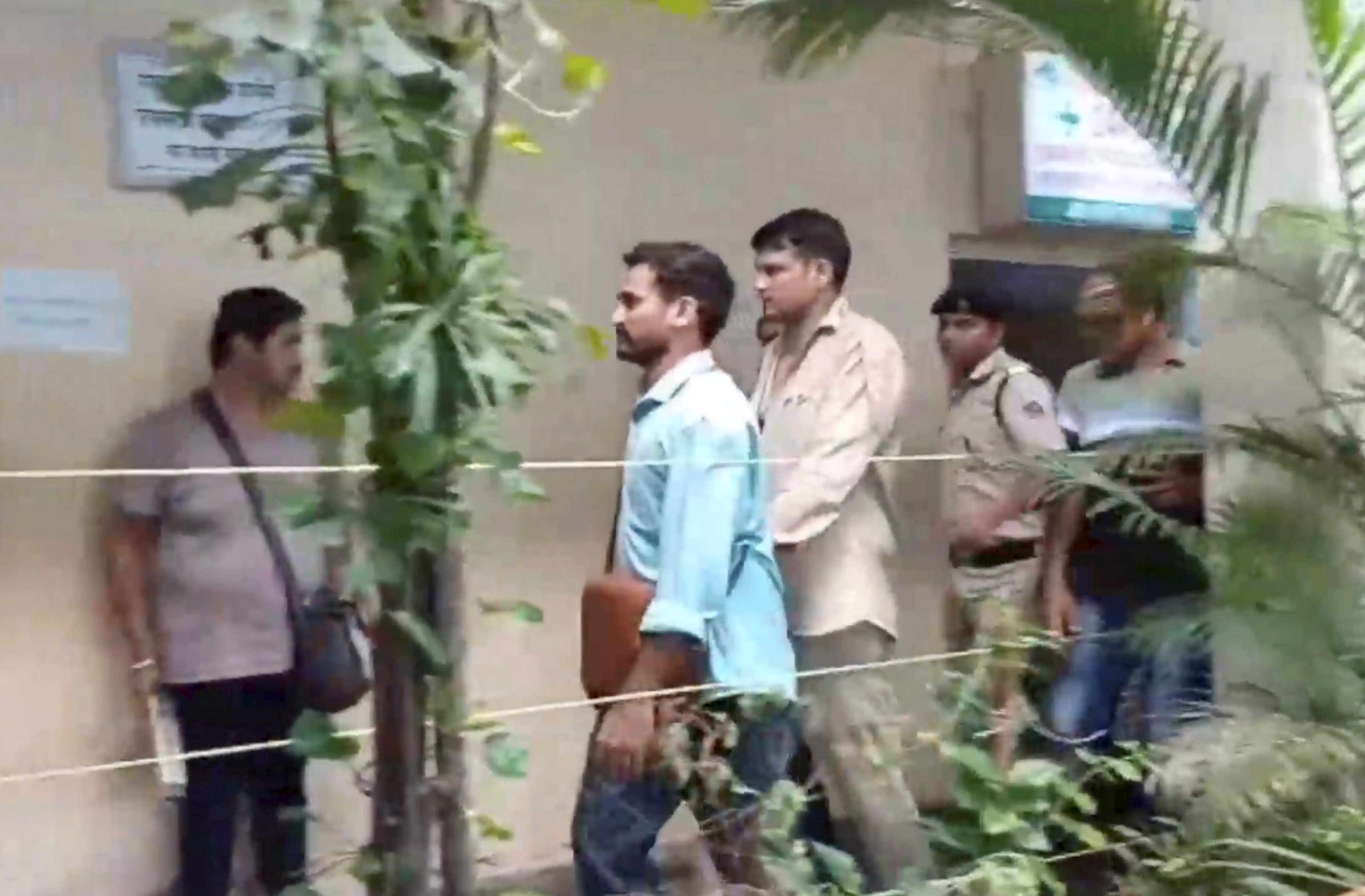 आरोपी जवान को मुंबई की बोरीवली पुलिस स्टेशन ले जाती पुलिस। घटना मुंबई से करीब 100 किमी दूर पालघर रेलवे स्टेशन के पास हुई थी।