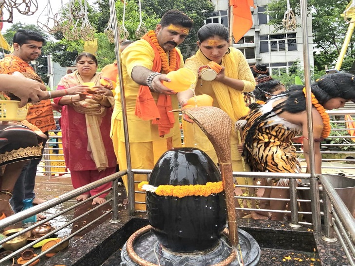 7 नदियों के जल से अभिषेक किया गया।