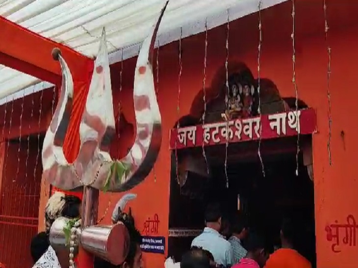 महादेव घाट में पहुंचे श्रद्धालू।