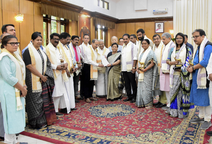 कांग्रेस सांसद अधीर रंजन चौधरी, आप सांसद सुशील गुप्ता, TMC सांसद सुष्मिता देव समेत विपक्षी गठबंधन के सांसदों मणिपुर के राज्यपाल अनुसुइया उइके को राजभवन में चिट्टी सौंपी।