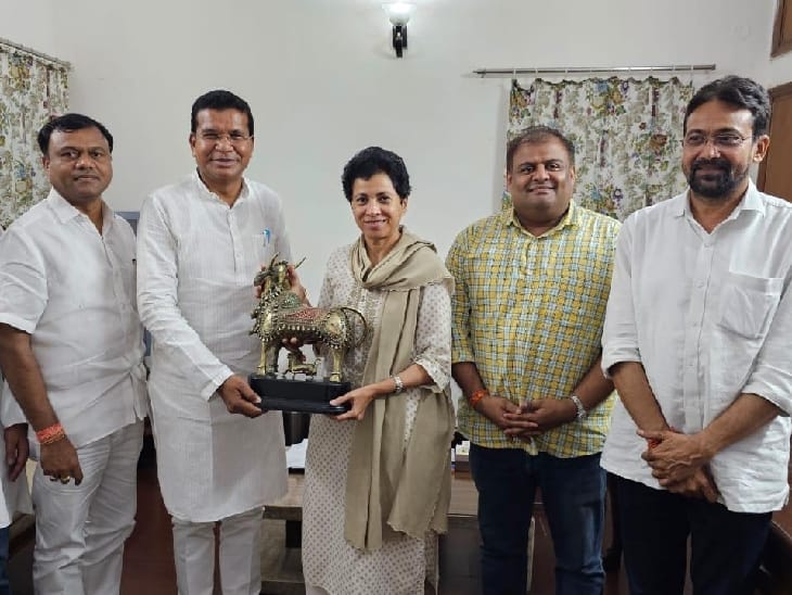 दिल्ली में मोहन मरकाम ने खड़गे के अलावा प्रदेश प्रभारी कुमारी सेलजा से भी मुलाकात की, दीपक बैज इस समय मौजूद रहे।