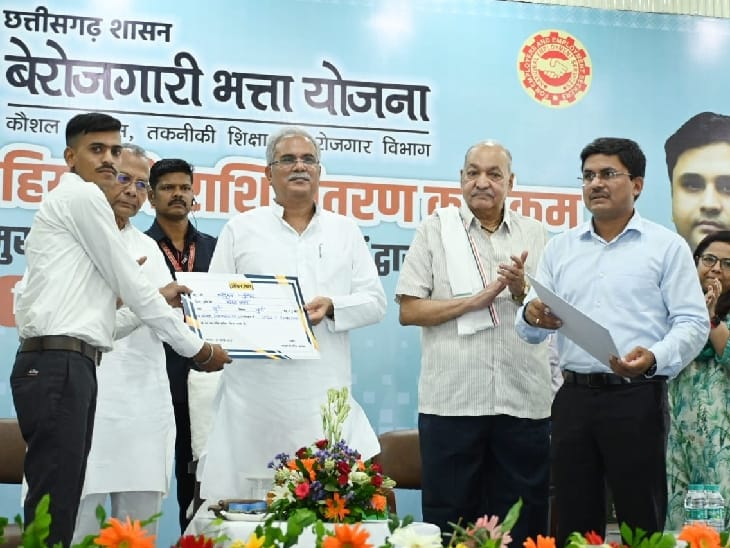 प्रदेश में 2500 रू. हर पात्र बेरोजगार युवा के खाते में भेजे गए। साथ ही स्किल डेवलपमेंट का सर्टिफिकेट भी दिया गया।