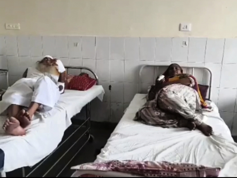 अस्पताल में भर्ती मारपीट में घायल बुजुर्ग व बहू।
