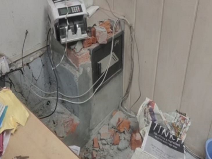 लुटेरों ने सेफ तोड़ने की कोशिश की लेकिन टूटी नहीं।