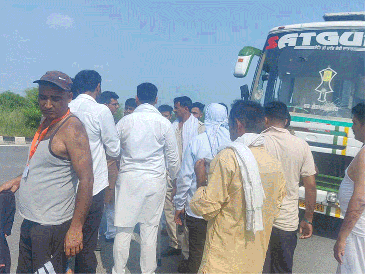 फतेहाबाद के लोगों की बसों में की गई तोड़ फोड़।