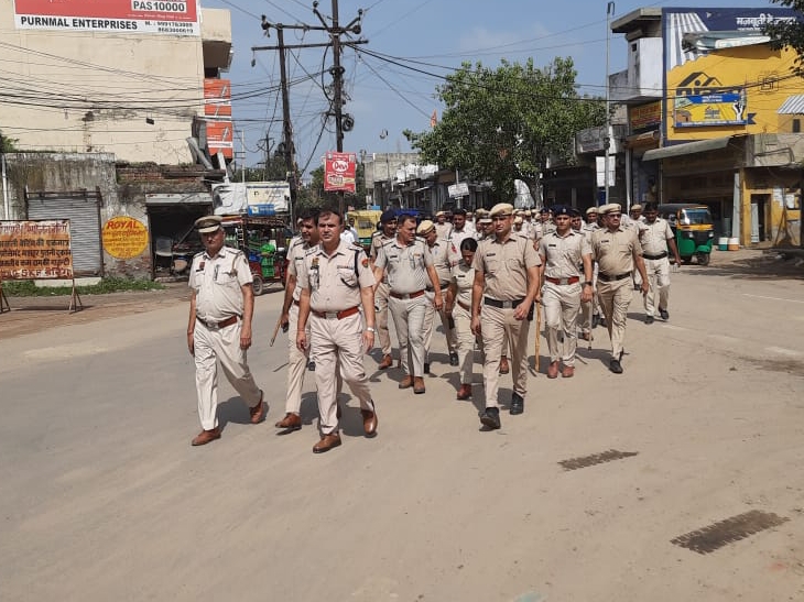 झज्जर में फ्लैग मार्च निकालते हुए।