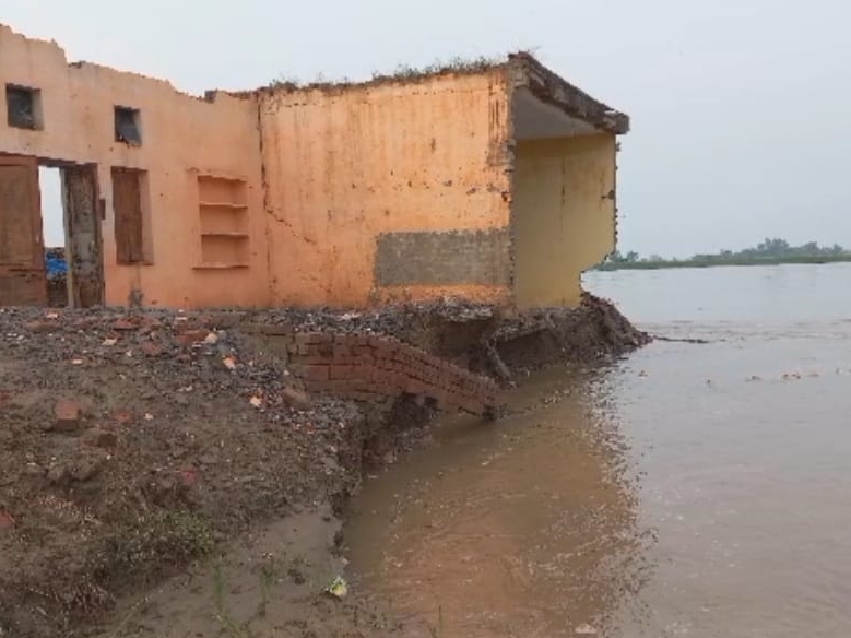 देश का पहला गांव ढहने की कगार पर: सतलुज दरिया के पानी में डूबा, कई मकान गिरे 2 सतलुज के पानी में ढहा मकान।