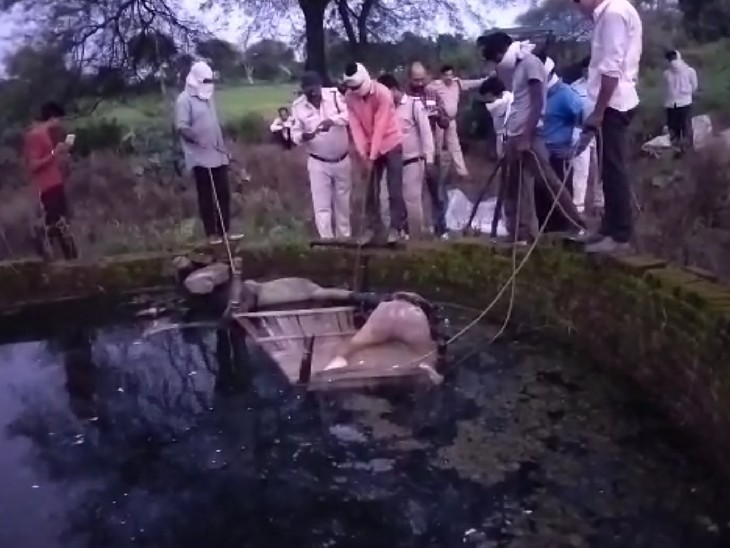 कुएं में मिले युवक व 17 वर्षीय नाबालिग के शव। बाहर निकालते हुए लोग। - Dainik Bhaskar