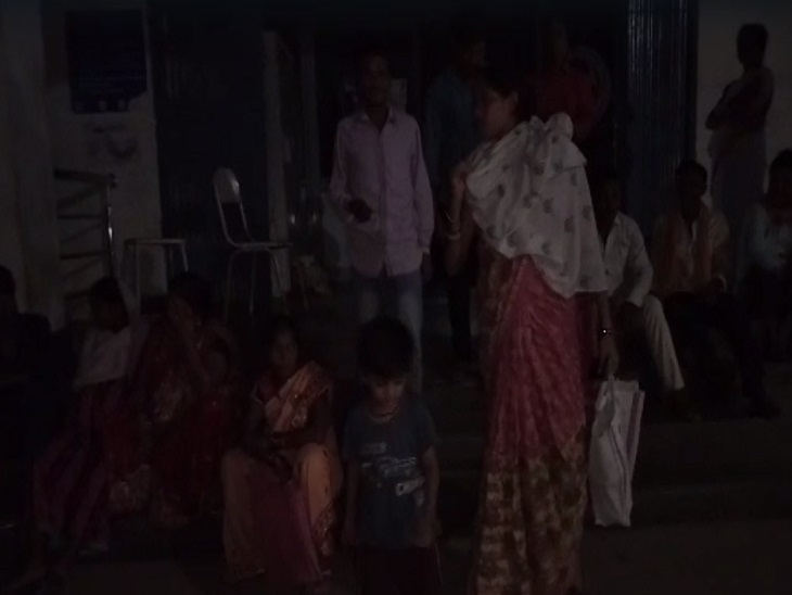 बिजली नहीं आने से वार्ड से बाहर आते मरीज।
