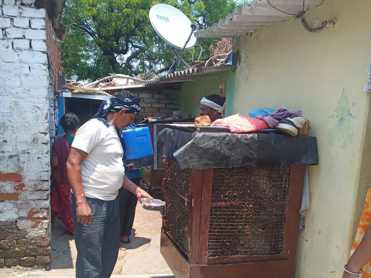घरों में रखे कूलर की जांच कर दवा डालते निगम कर्मी।