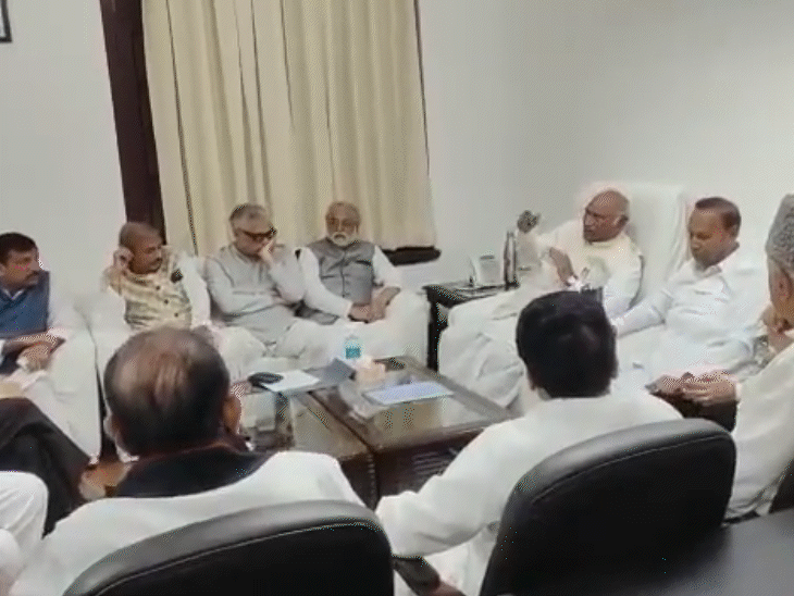 राज्यसभा में मल्लिकार्जुन खड़गे के कमरे में विपक्षी दलों के नेताओं की बैठक जारी है। इसमें शरद पवार और फारूख अब्दुल्ला शामिल हैं। - Dainik Bhaskar