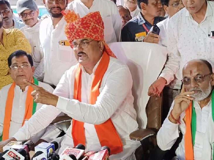 बीजेपी में शामिल कराने के बाद कृषि मंत्री कमल पटेल ने अपने आवास पर मीडिया से चर्चा की। इस दौरान रामकृष्ण भी मौजूद रहे।