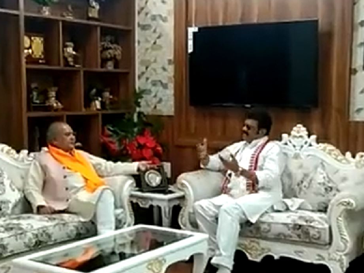 मप्र बीजेपी की प्रदेश चुनाव प्रबंधन समिति के संयोजक नरेन्द्र सिंह तोमर मंगलवार देर रात राजस्व मंत्री गोविन्द सिंह राजपूत के बंगले पर पहुंचे। - Dainik Bhaskar