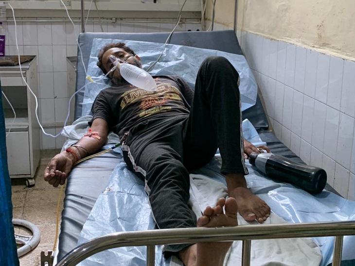 अस्पताल में उपचाराधीन ट्रैवल एजेंट हरदीप जिसकी हालत नाजुक बनी हुई है।