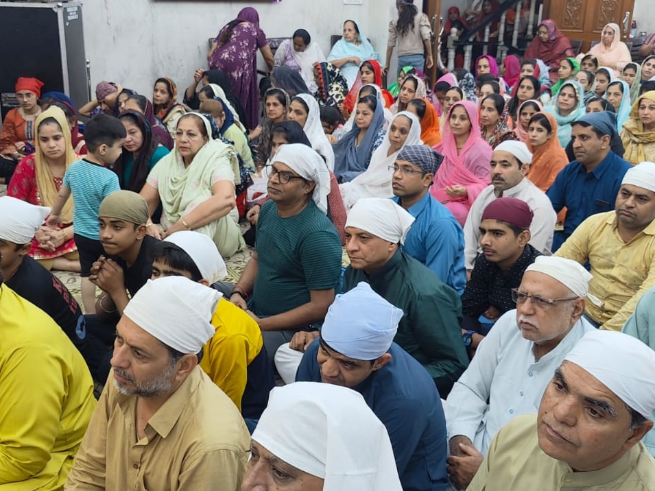 भजन संध्या में शामिल भक्तजन