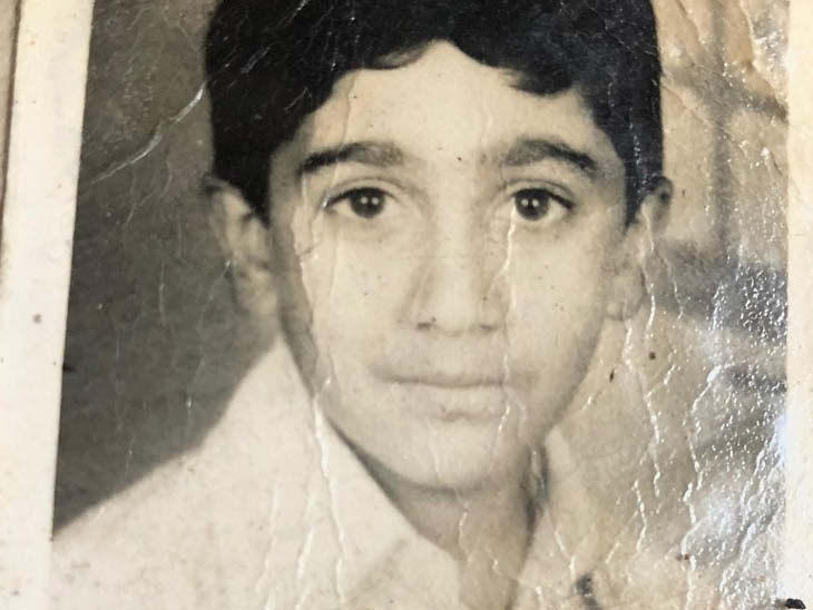 मुकेश तिवारी का जन्म मध्यप्रदेश के सागर में हुआ था।