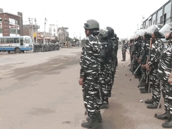 नूंह जिले में पैरामिलिट्री फोर्सेज की 14 कंपनियां तैनात की गई हैं। गुरुवार को 3 घंटे के लिए कर्फ्यू में छूट दी गई।