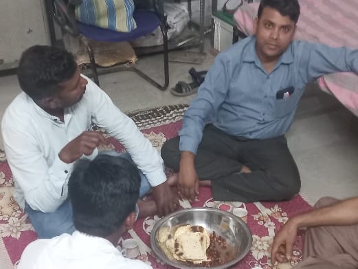 रोजगार सहायक रेवालाल सोनवानी, हॉस्टल अधीक्षक उत्तरा दिवाकर अपने साथियों के साथ शराबखोरी करते रंगे हाथों पकड़े गए।