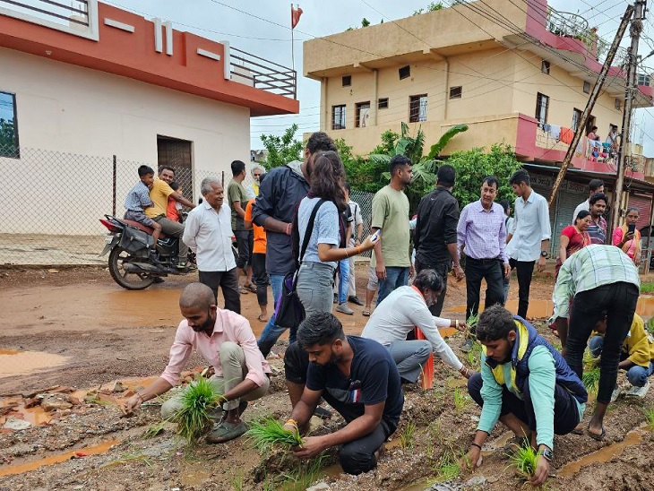 धान रोपकर भाजपाइयों ने किया अनोखा प्रदर्शन