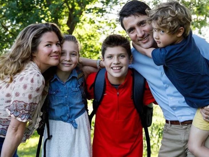 तस्वीर में जस्टिन और उनकी पत्नी सोफी ट्रूडो बच्चों के साथ नजर आ रहे हैं।