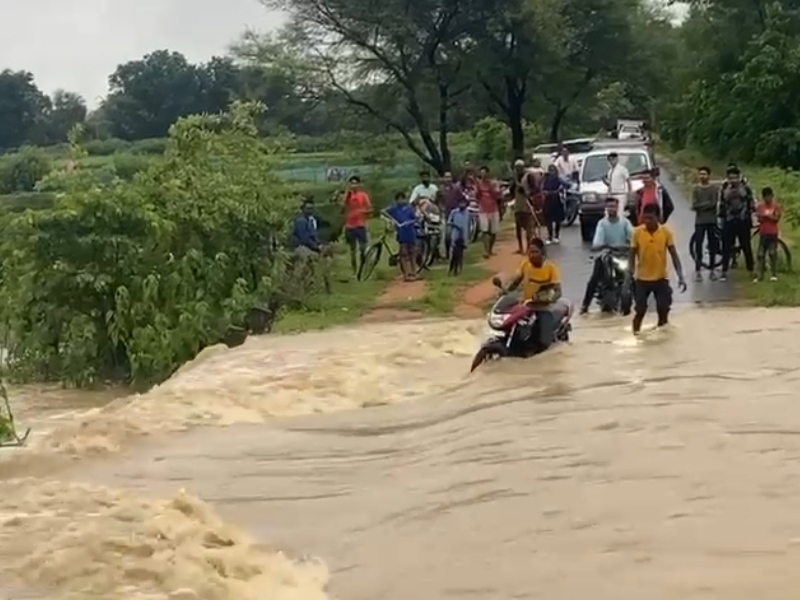दरिमा थाना क्षेत्र में बुधवार को एक युवक पुलिया पार करते हुए अपनी बाइक समेत बह गया।
