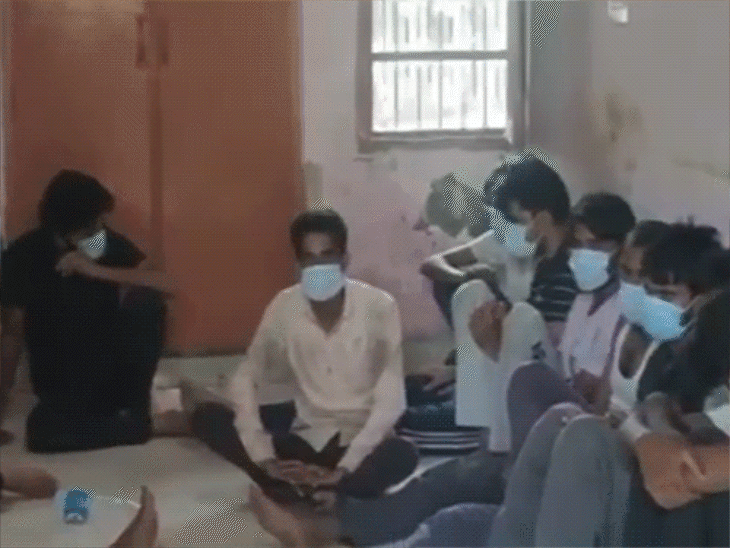 हरियाणा में दंगे के गिरफ्तार आरोपी नूंह सदर थाने में। पहचान उजागर न हो इसलिए ज्यादातर आरोपियों ने मुंह पर मास्क लगा रखा है।