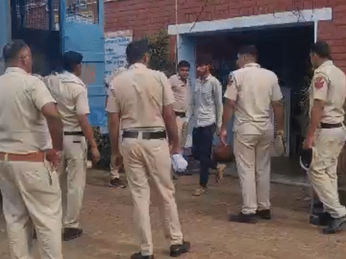 नूंह हिंसा मामले में गिरफ्तार किए गए आरोपियों को लेकर जाती पुलिस।