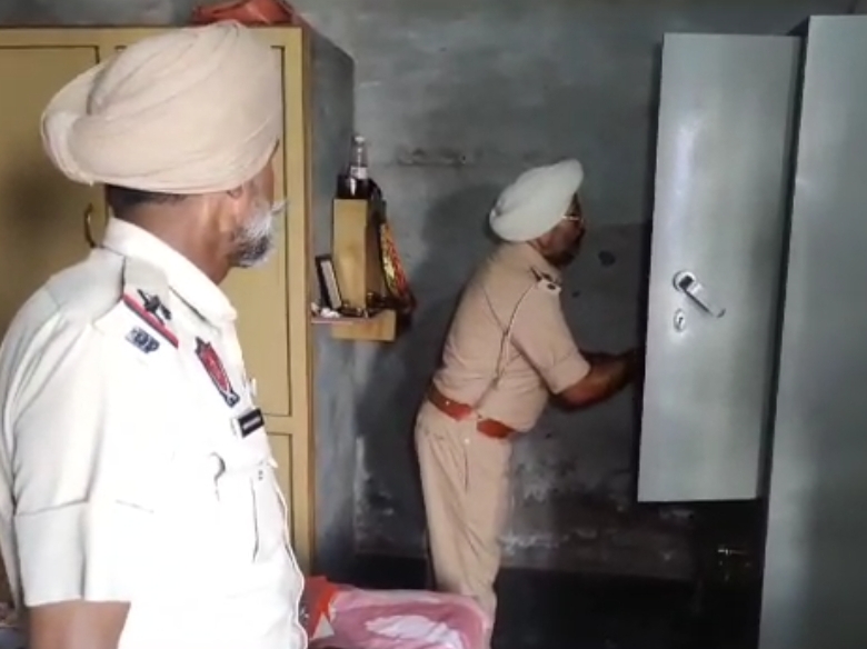 चोरी के बाद घटना की जांच करती पुलिस।