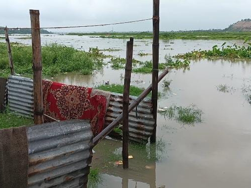 डैम से पानी छोड़ने के बाद निचली बस्तियों तक जलभराव हो गया है।