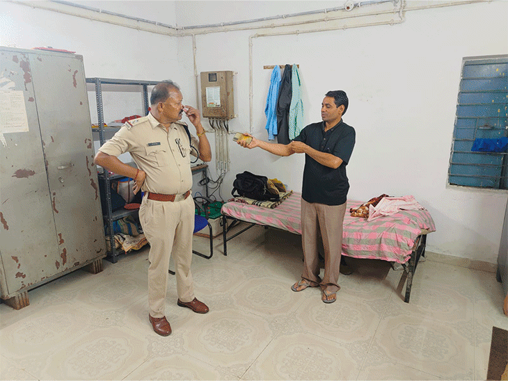 शिकायत पर सहायक आयुक्त ललित शुक्ला मौके पर पहुंचे, जहां हॉस्टल में शराब पीते वॉर्डन, रोजगार अधीक्षक और उसके साथियों को रंगेहाथों पकड़ा।