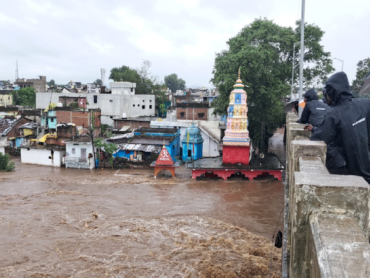 मध्यप्रदेश के मंडला में भारी बारिश होने से हालात बिगड़ गए। यहां निचले इलाकों में पानी भी भर गया। - Dainik Bhaskar