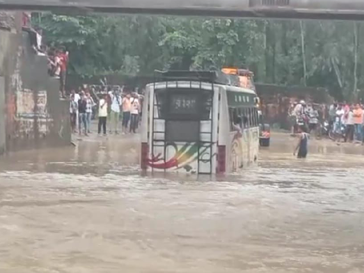 शहडोल से सिंहपुर डिंडौरी मार्ग पर कोंडा नाला गुरुवार को उफान पर आ गया। इस दौरान यहां से निकल रही एक यात्री बस फंस गई। कुछ देर बाद बस को क्रेन की मदद से निकाला गया।