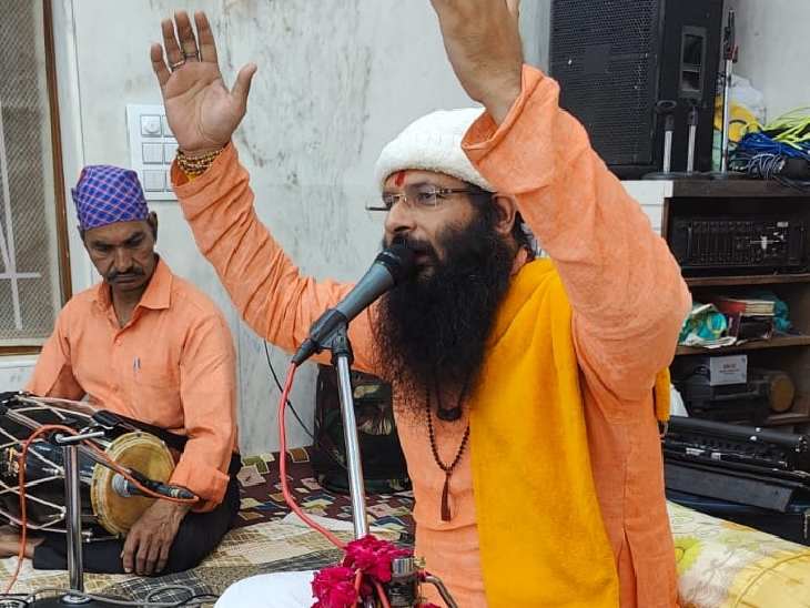 संत अनिल साईं उदासी ने भजन की प्रस्तुति दी।