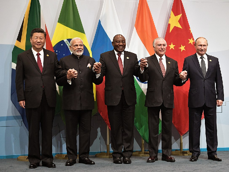 तस्वीर 2018 की है, जब ब्रिक्स देशों के राष्ट्राध्यक्ष 10वीं एनुअल समिट में शामिल होने साउथ अफ्रीका के जोहान्सबर्ग पहुंचे थे।