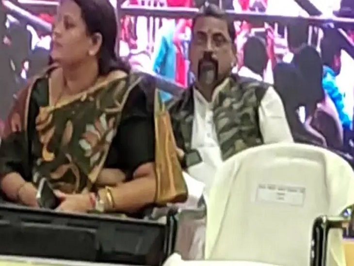 मुख्यमंत्री के कार्यक्रम में जबरदस्ती बैठे कांग्रेस महासचिव सिसोदिया