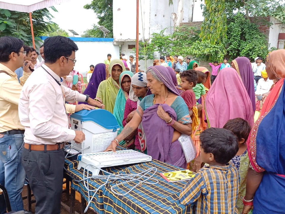 gujarat BLO દ્વારા સતત ડોર ટુ ડોર સર્વે કરાયો હતો