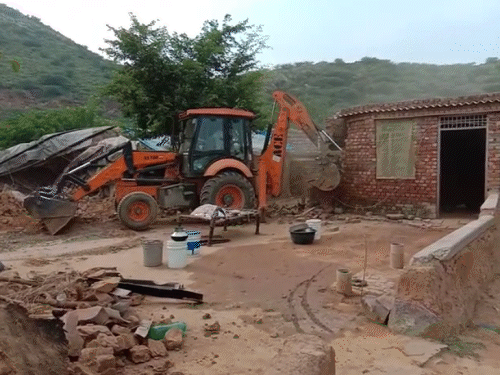 नूंह में अवैध मकान को गिराता बुलडोजर।