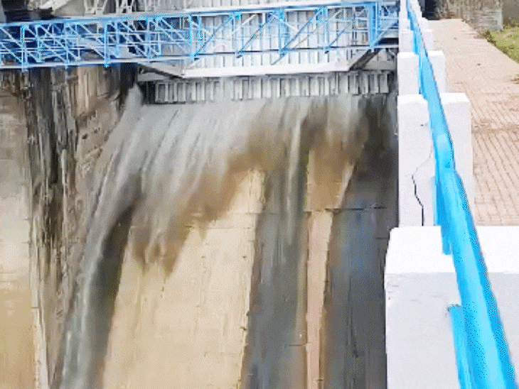 डूंगरपुर में शुक्रवार सुबह सोमकमला आंबा बांध के दो गेट खोले गए।