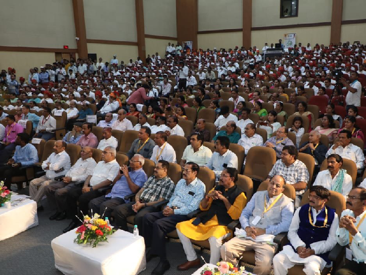 कार्यक्रम में मौजूद मंडी बोर्ड के कर्मचारी