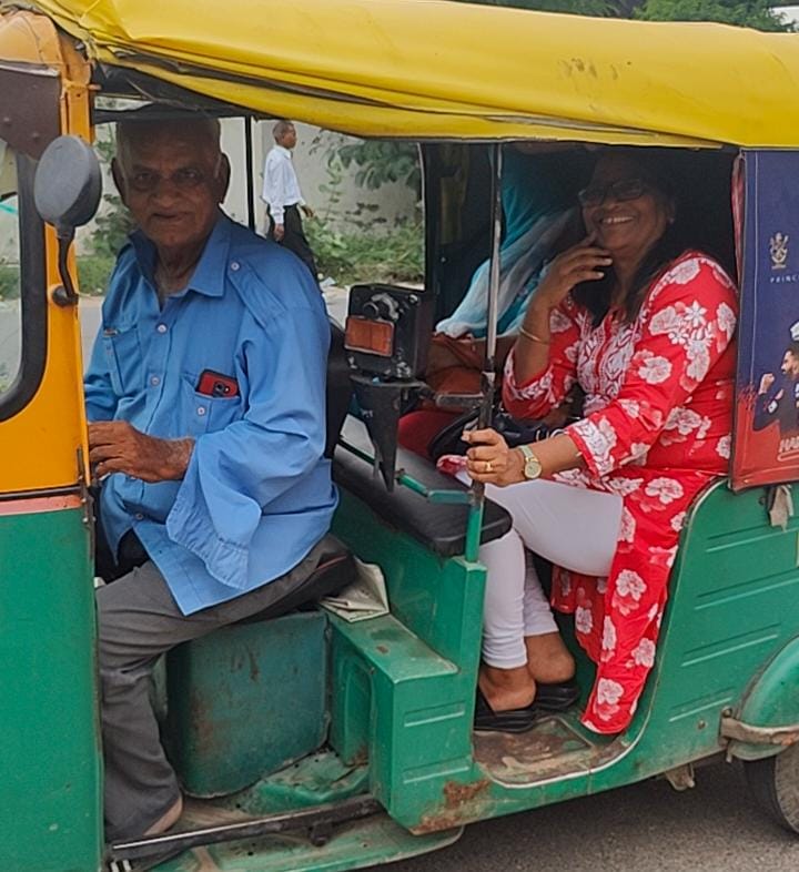 2 किलो टमाटर खरीदने के लिए महिला ऑटो से पहुंची। टमाटर नहीं मिले तो महिलाओं को निराशा हाथ लगी। जिसके बाद उन्होंने महंगाई के लिए केंद्र और राज्य सरकार को जिम्मेदार ठहराया।