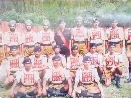 सेना में ट्रेनिंग के दौरान सतनाम सिंह की ग्रुप फोटो।