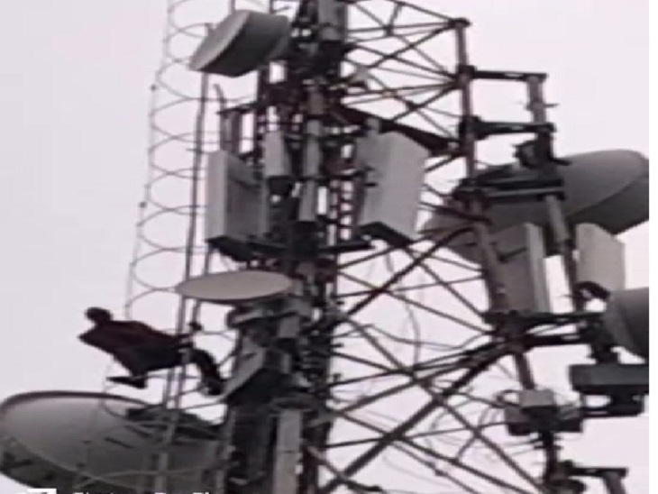 टावर में चढ़ने के बाद कूदकर आत्महत्या करने की कोशिश करता रहा युवक।