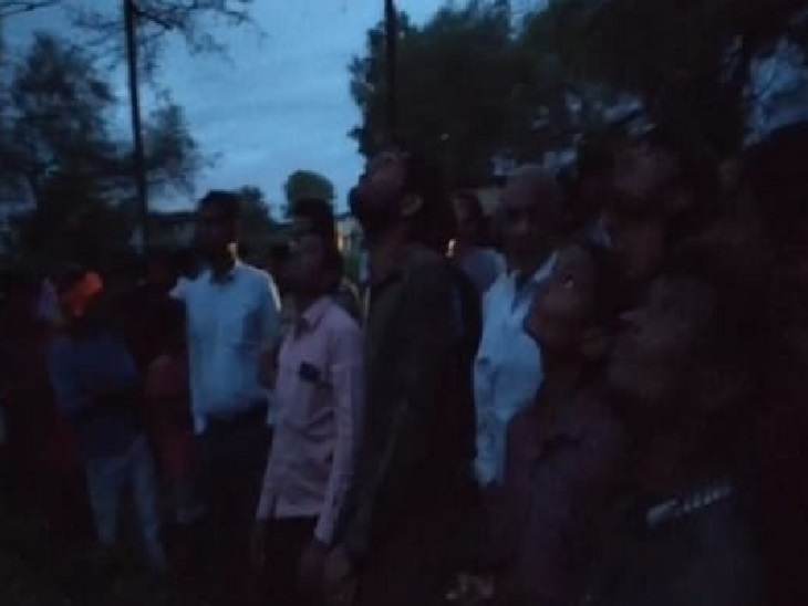 गांव के पंच की हरकतों को देखकर समझाइश देते रहे लोग, मौके पर मौजूद लोगों की भीड़।