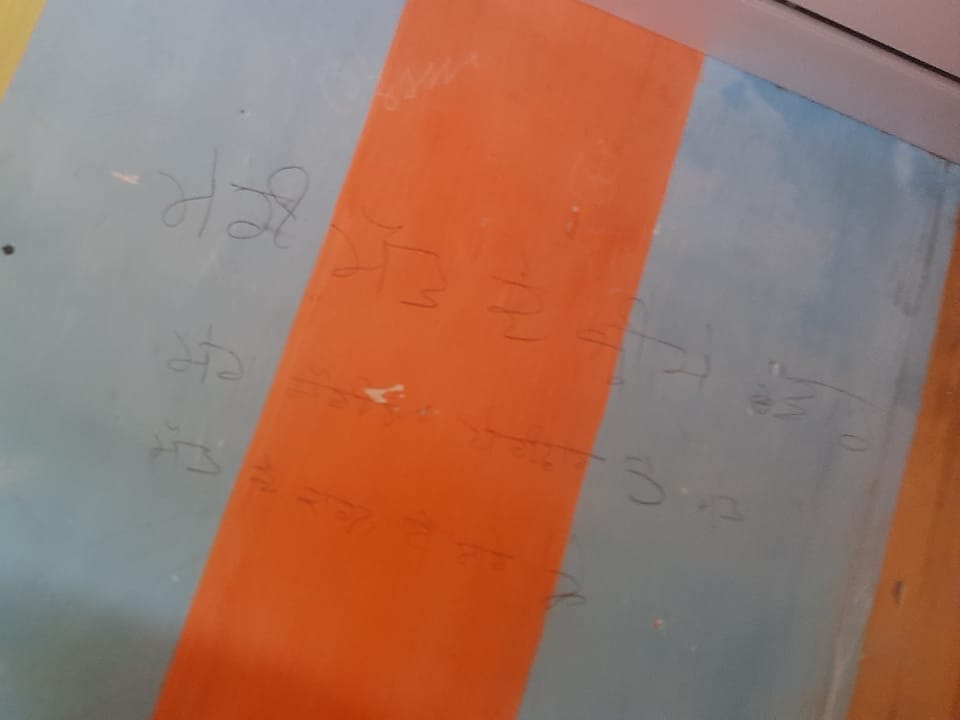 महिला ने की आत्महत्या: पंखे से फंदा लगाया; दीवार पर सुसाइड नोट में लिखा- मेरी मौत के जिम्मेदार... 2 मृतका ने दीवार पर लिखा सुसाइड नोट।