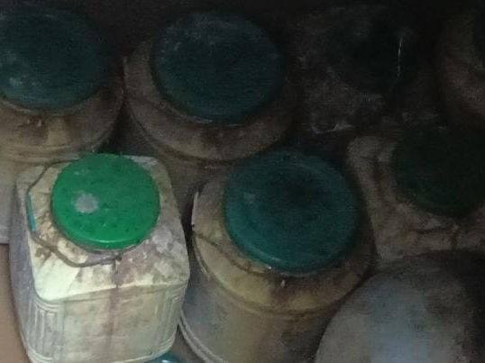 निर्माणाधीन सेप्टिक टैंक में नरेंद्र सहिस (30 वर्ष) अवैध महुआ शराब बनाने का काम करता था।