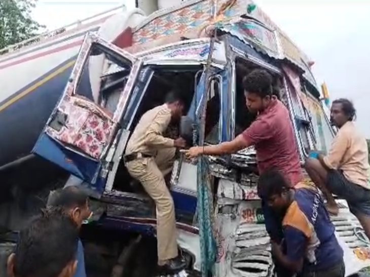 सड़क हादसे में दोनों वाहन के केबिन के परखच्चे उड़ गए।