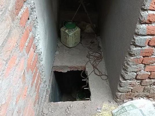 सेप्टिक टैंक में 10 फीट नीचे नरेंद्र सहिस महुआ लहान निकालने के लिए उतरा था।